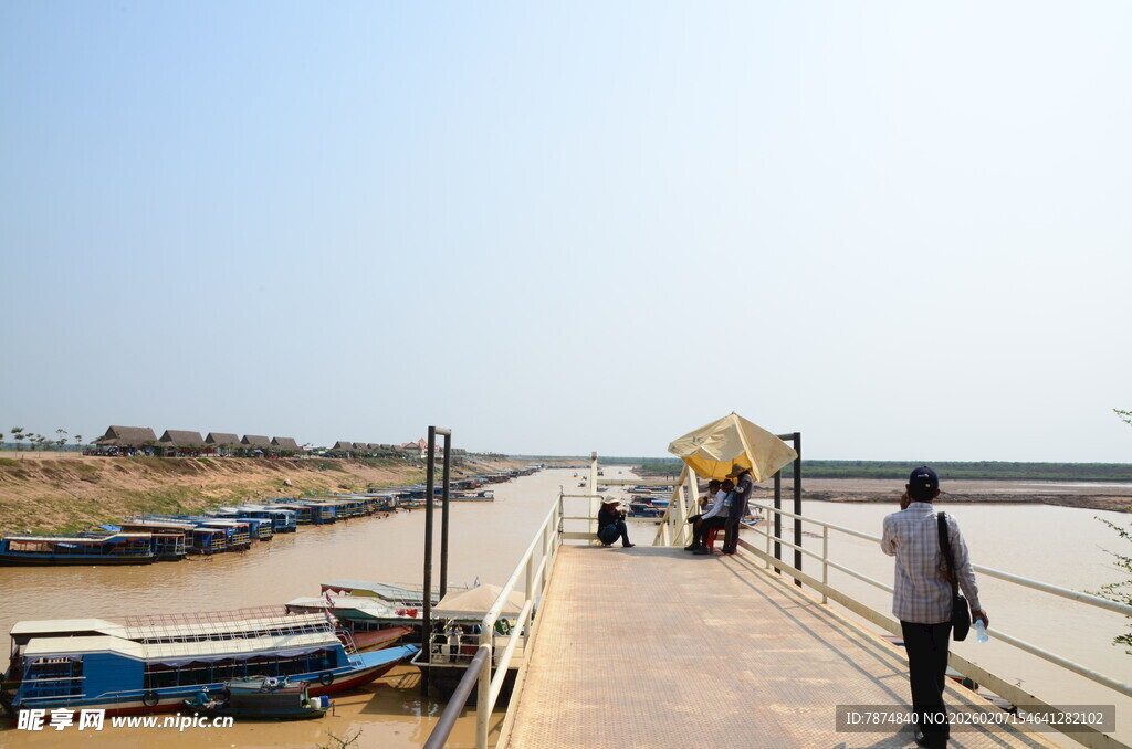 海边栈桥行人漫步景象