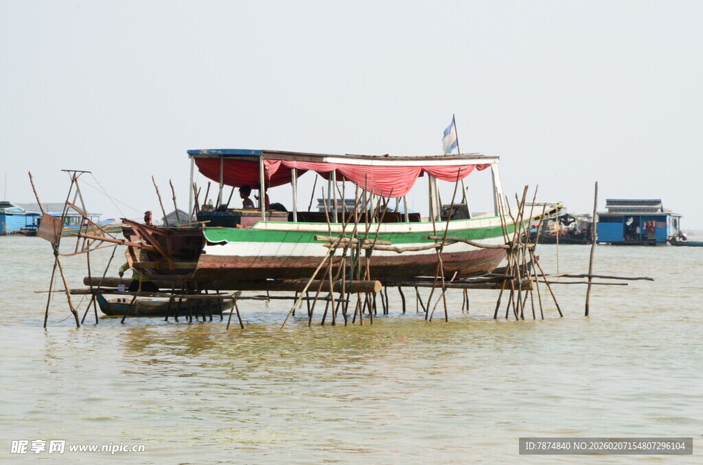 水上停泊的特色船只
