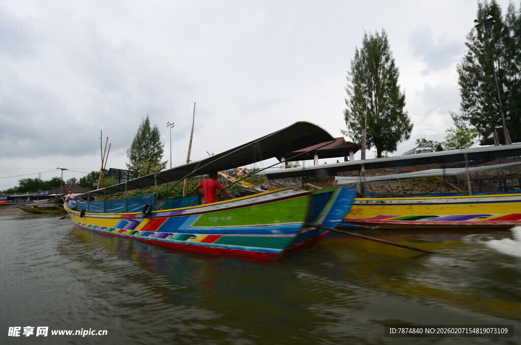 多彩船只停靠在水边码头