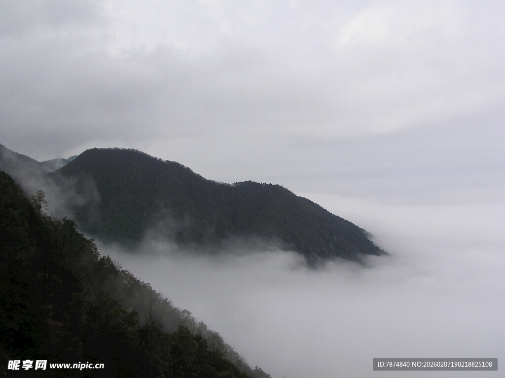 云雾缭绕的山峦美景