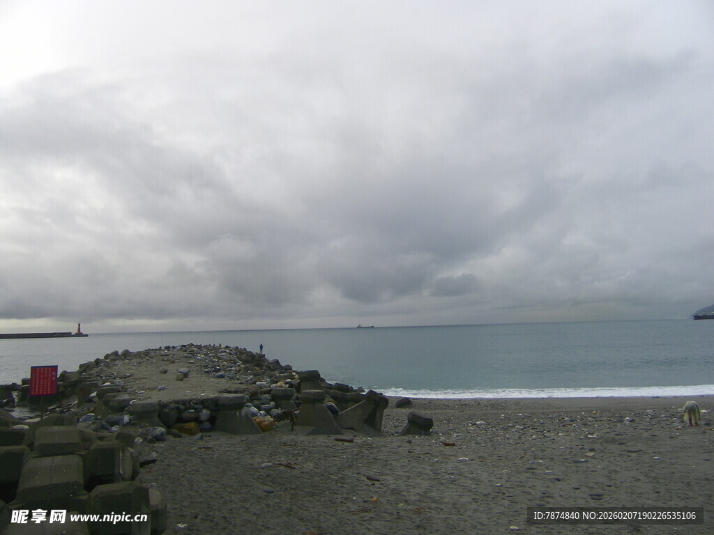 阴云下的宁静海滩