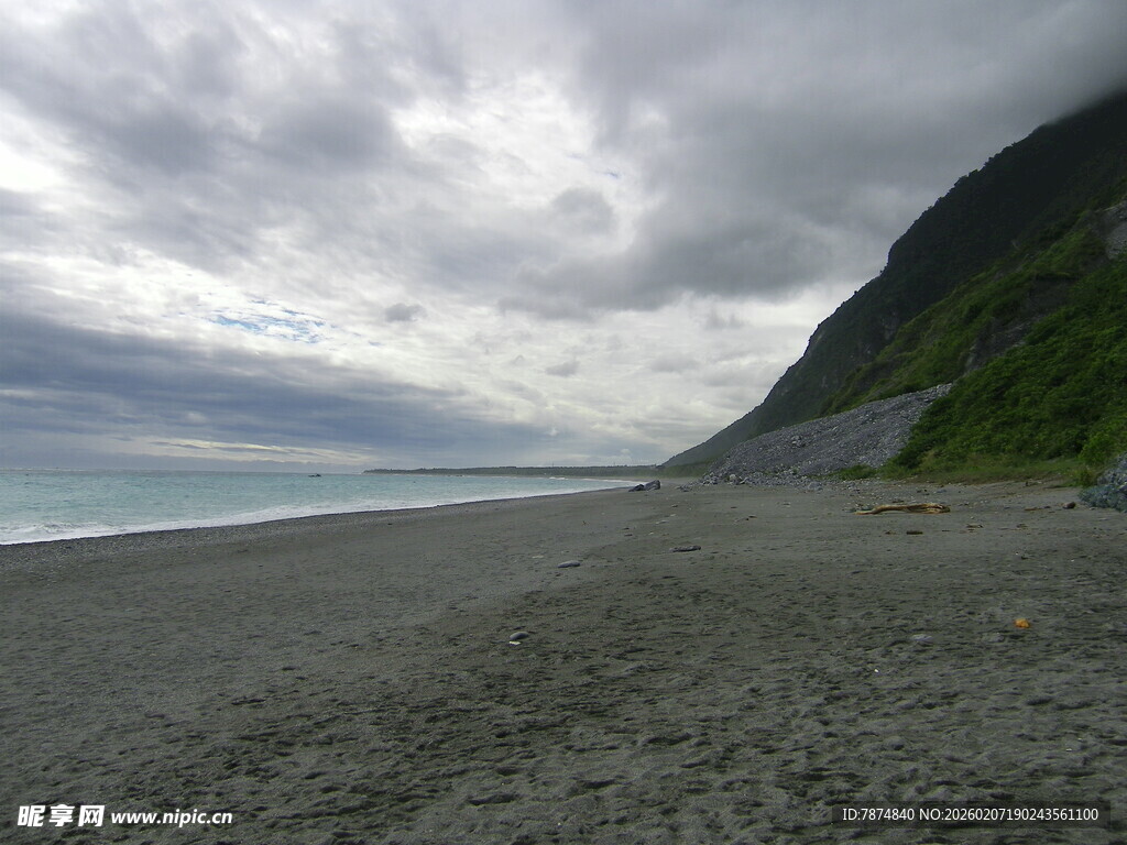 云雾缭绕下的幽静海滩