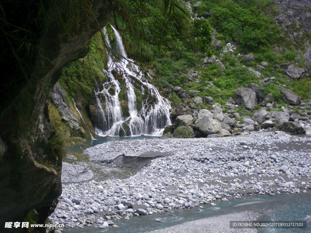 山间溪流瀑布美景