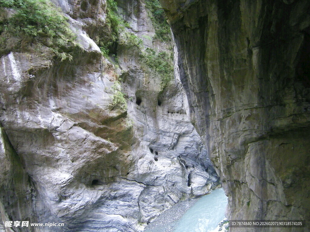 峡谷溪流间的自然美景