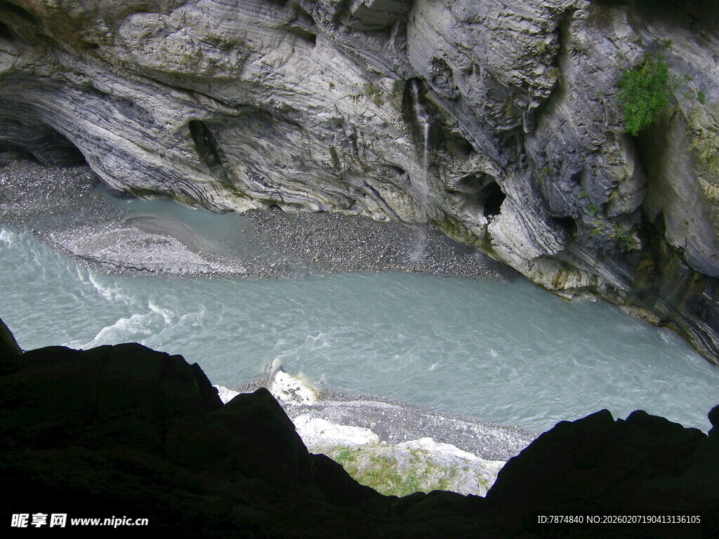 峡谷中的湍急蓝色河流