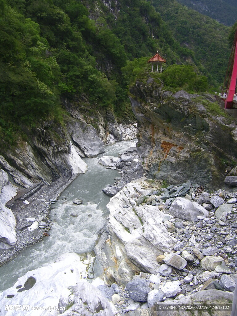 山间湍急河流与嶙峋怪石