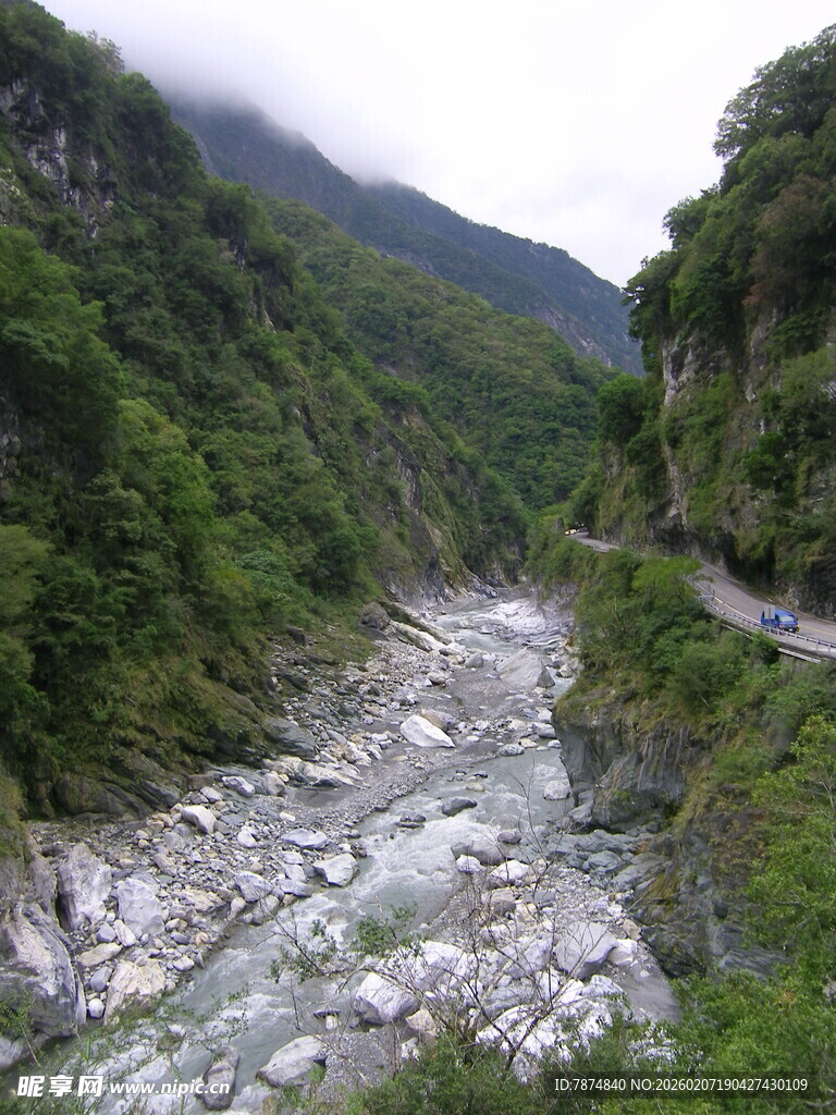 山间溪流穿于葱郁峡谷间