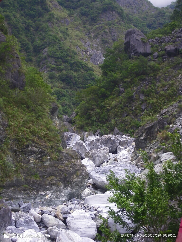 山间湍急溪流景观
