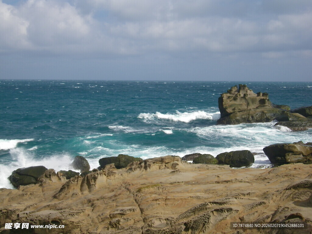 海边礁石与翻涌海浪画面