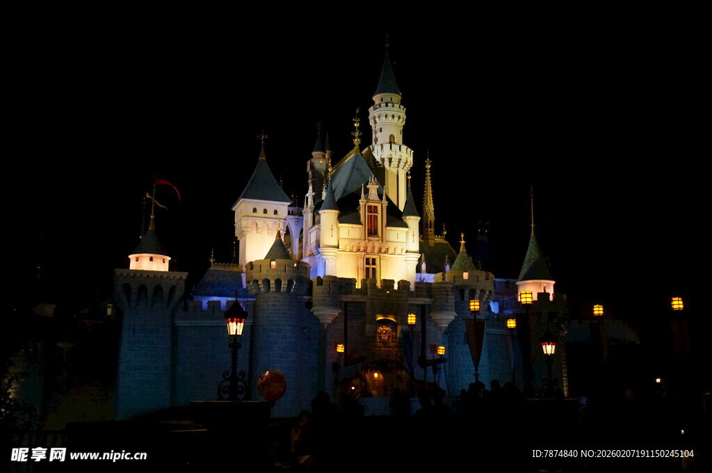 迪士尼城堡夜景璀璨