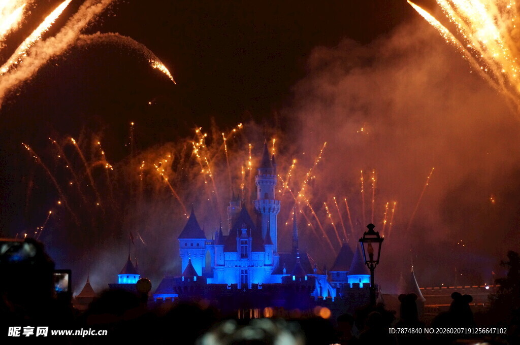 迪士尼城堡烟花璀璨夜景