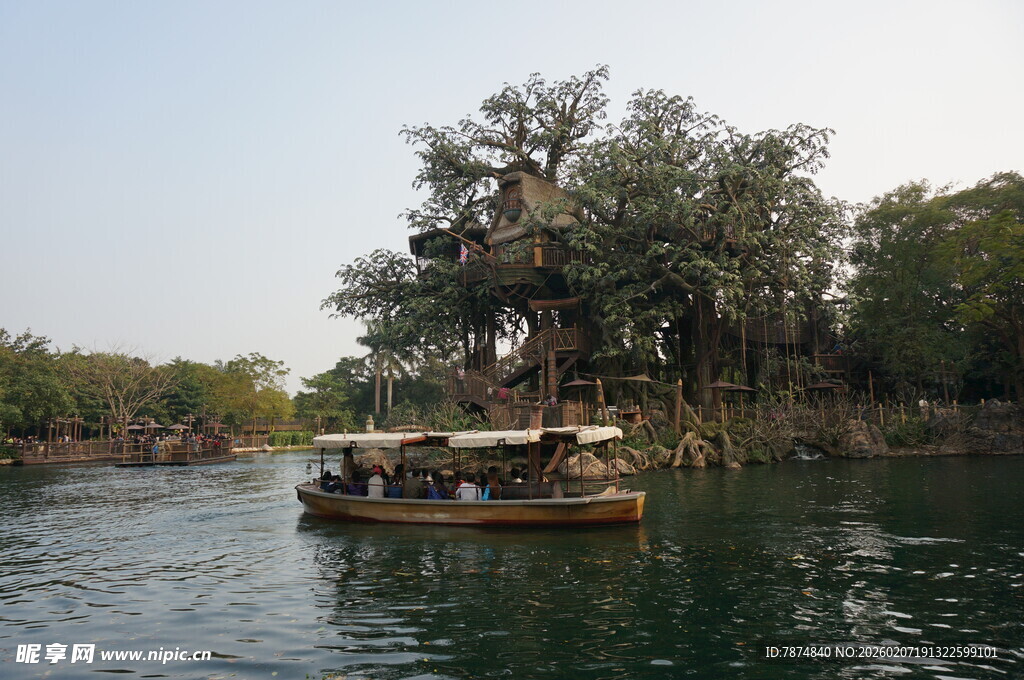 河上木船穿梭于繁茂树林