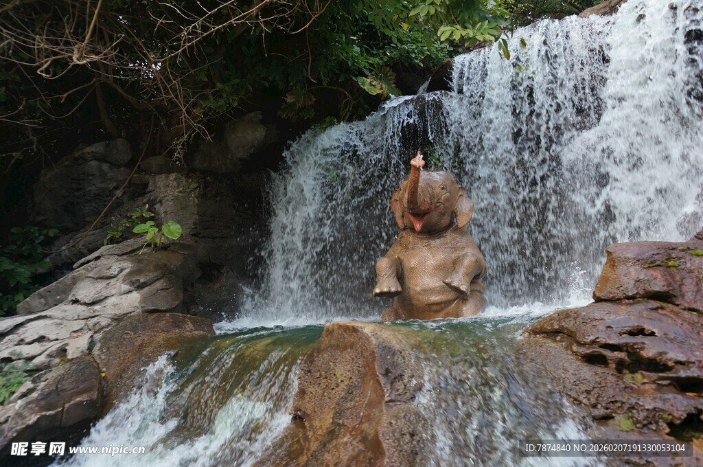 山间瀑布旁的雕塑景观