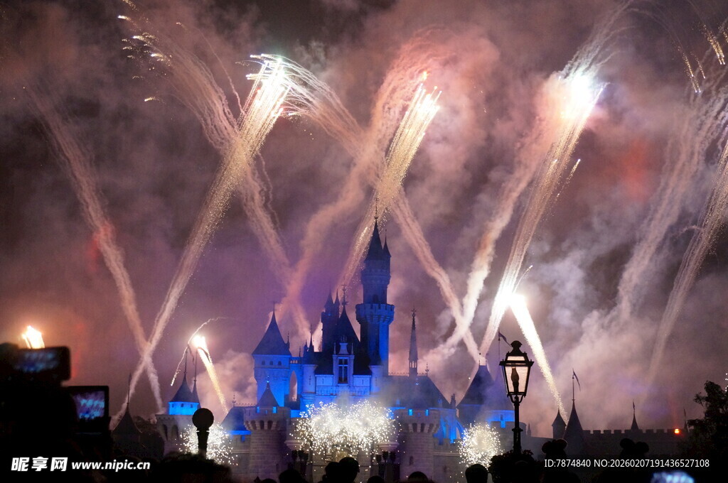 迪士尼城堡烟花绚丽绽放