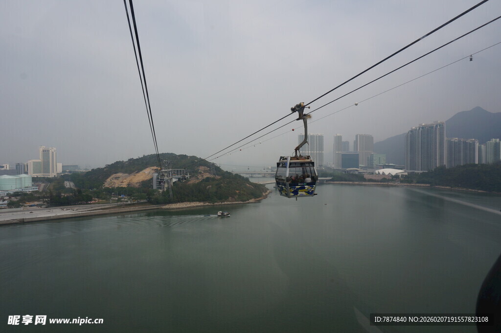 高空缆车俯瞰城市水域