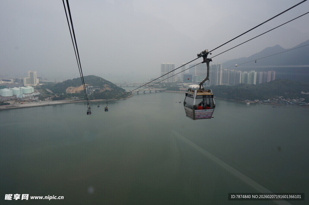 江面上的缆车景观