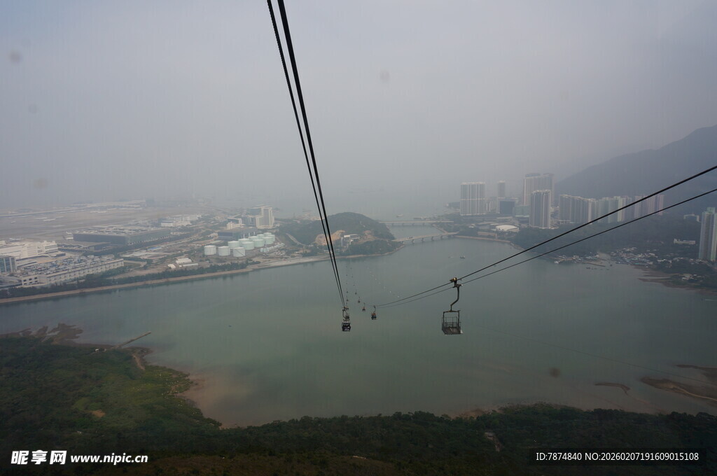 雾中缆车俯瞰山水景色