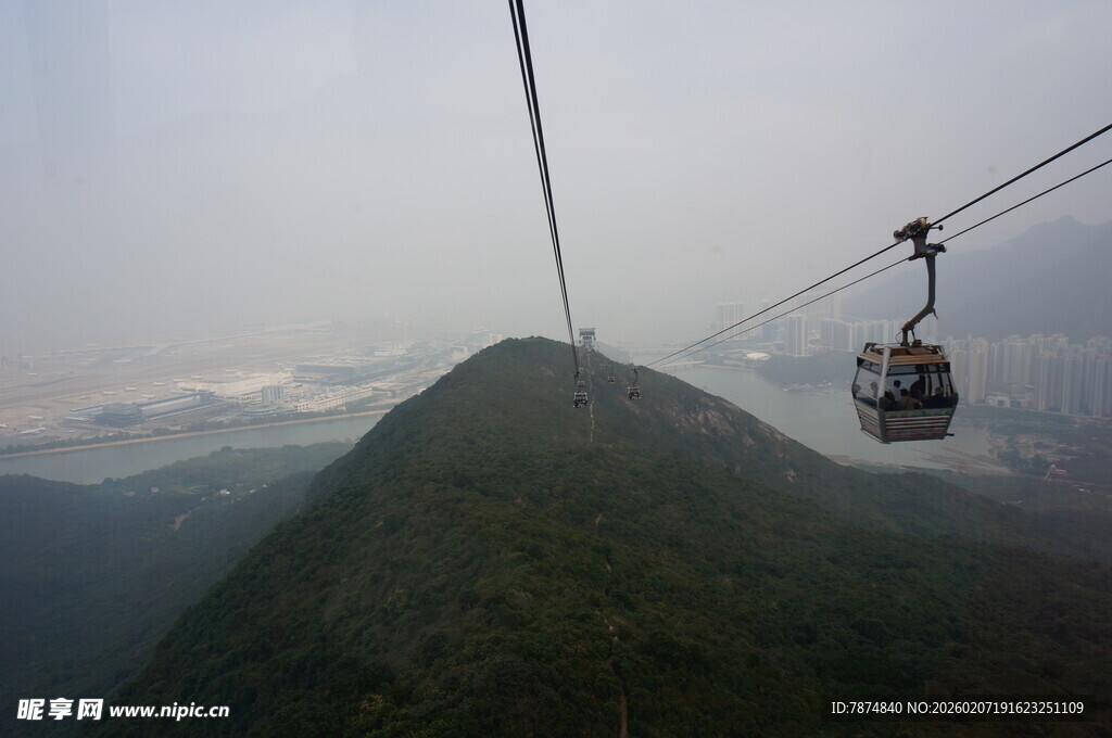 山间缆车穿梭于云雾之中