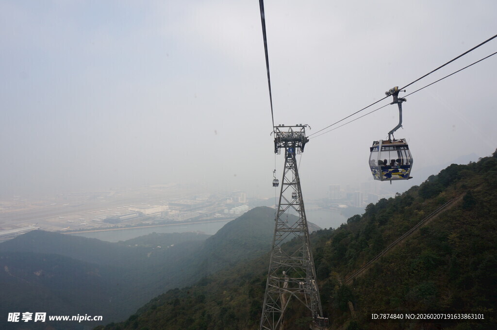 山间缆车穿梭于云雾之中
