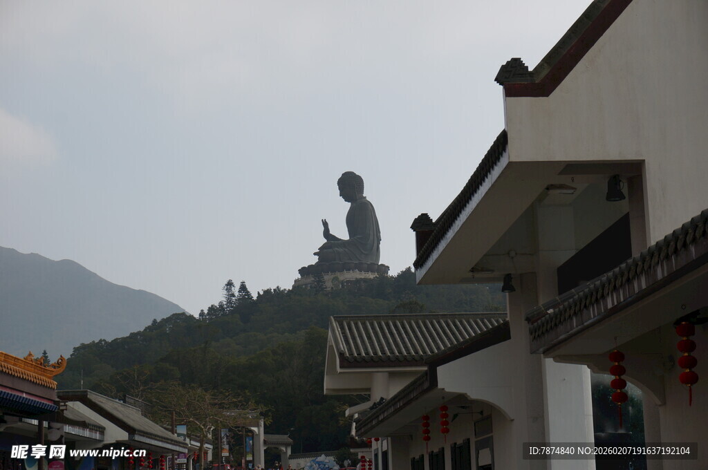 街道视角下的远处观音像