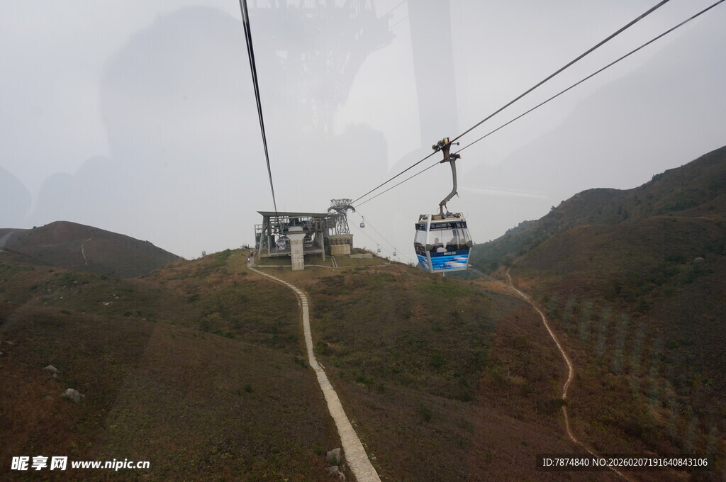 山间缆车穿梭于云雾之中