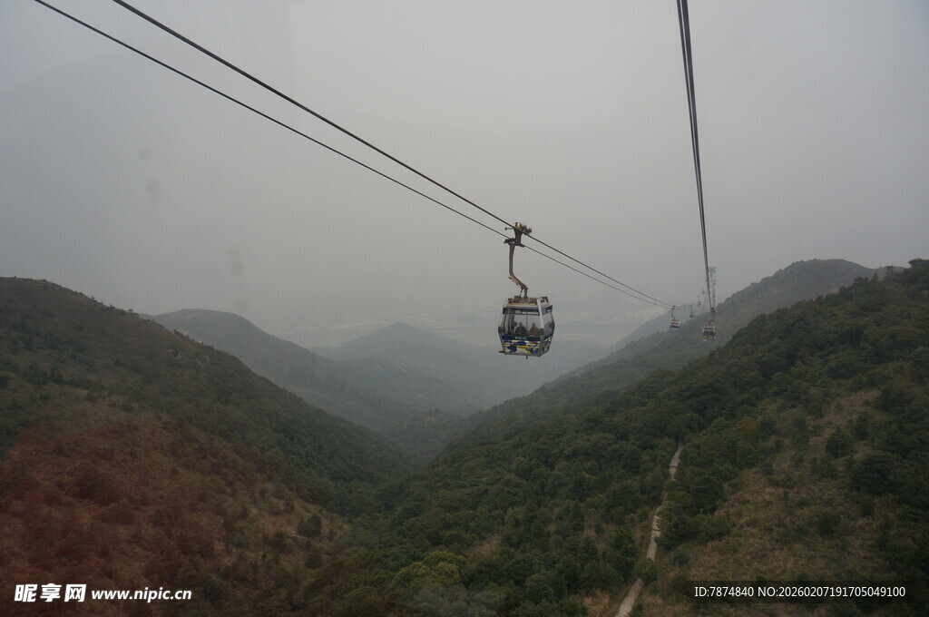 山间缆车穿梭于朦胧景色