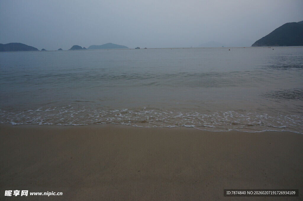 宁静海滨沙滩风景