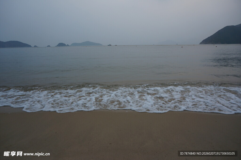 海边沙滩 海浪轻拍海岸