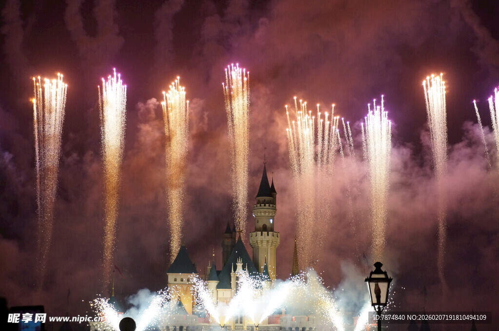 迪士尼城堡上空绚烂烟花秀