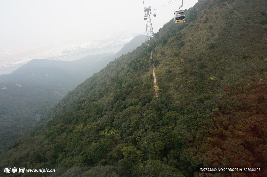 山间索道穿行于葱郁山林