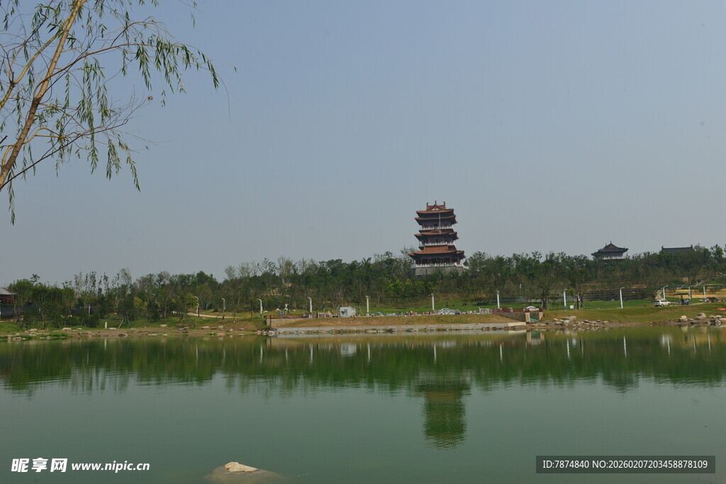 湖畔宝塔风景