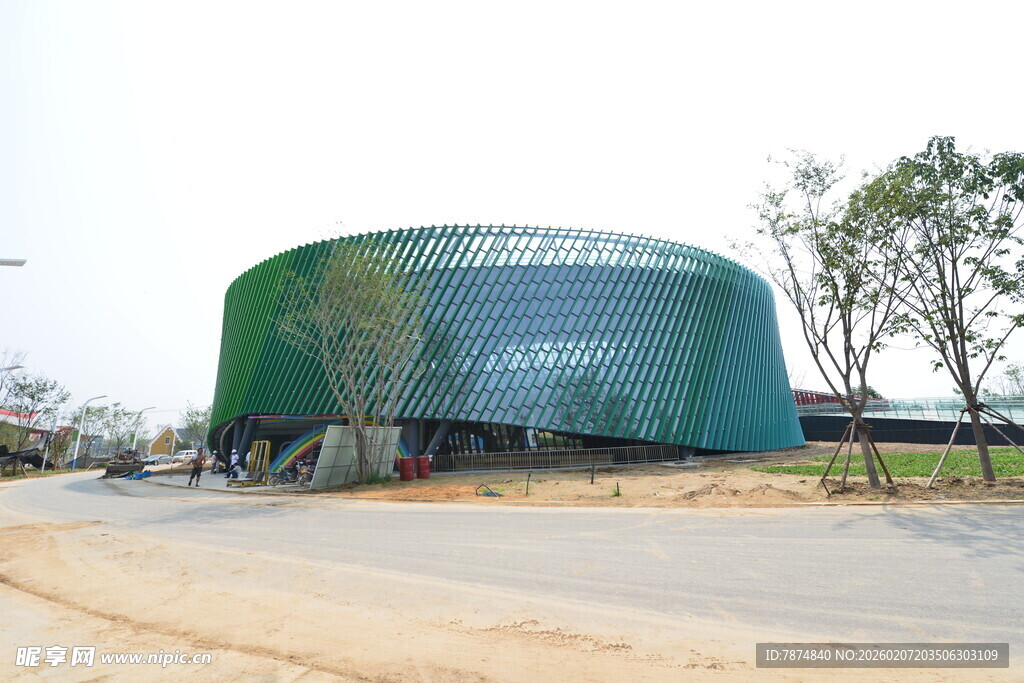 独特绿色建筑外观展示