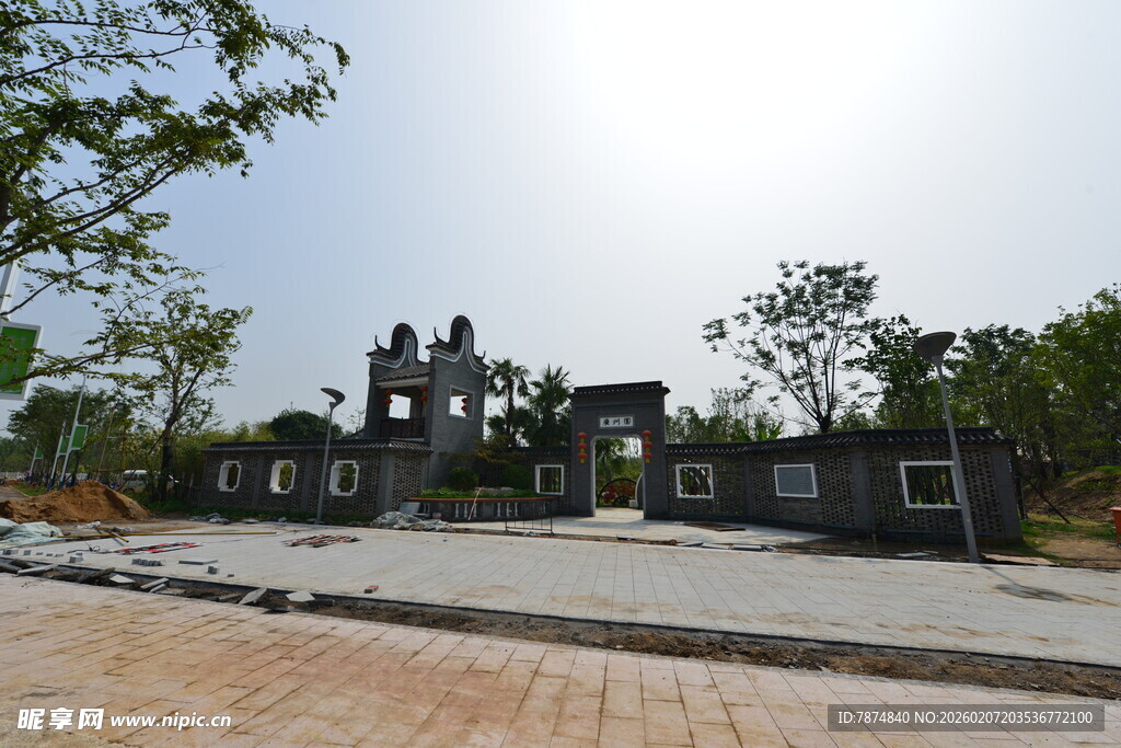 古朴牌坊立于开阔场地