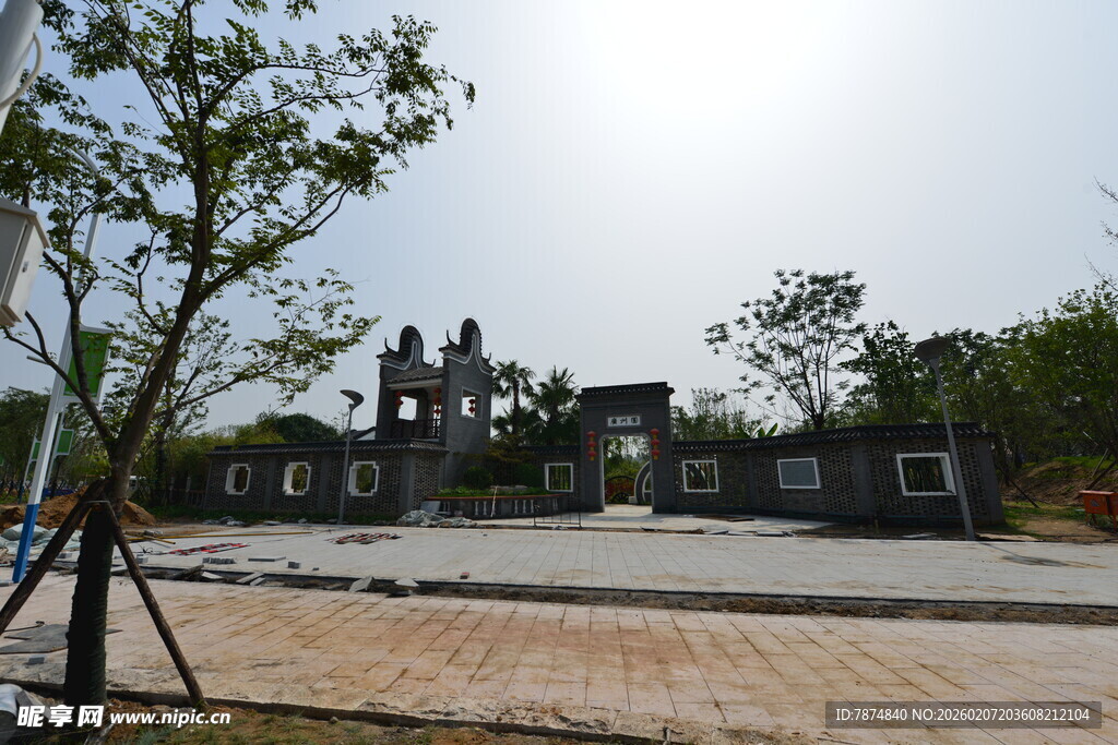 古老牌坊立于开阔场地