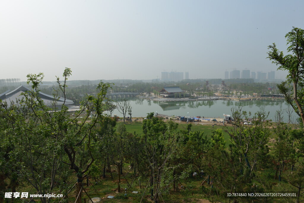 俯瞰绿植环绕的城市景观