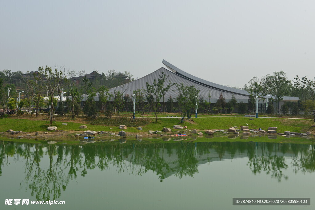 湖畔景致 远处建筑相映成趣