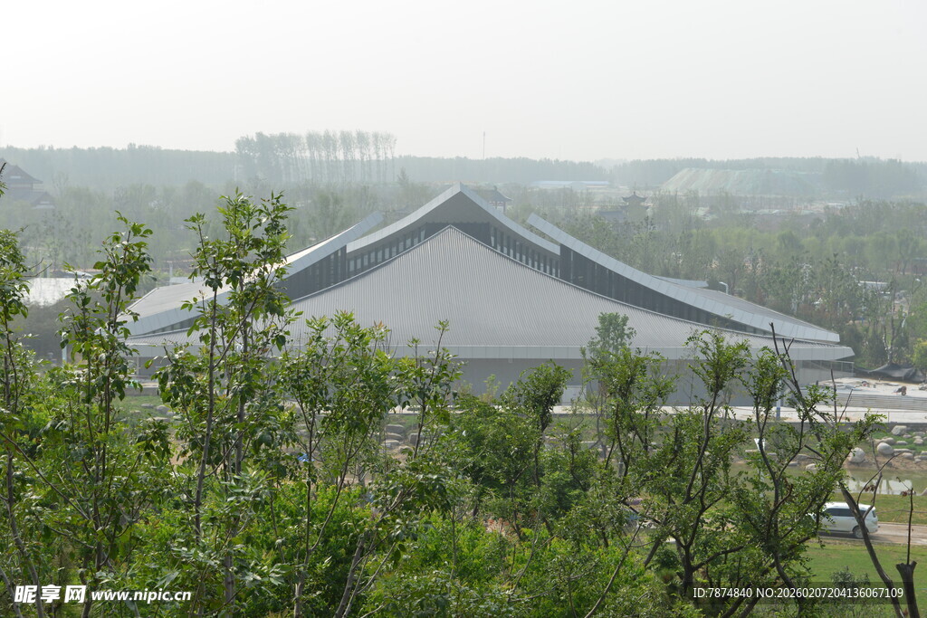 中式屋顶建筑隐于绿意中