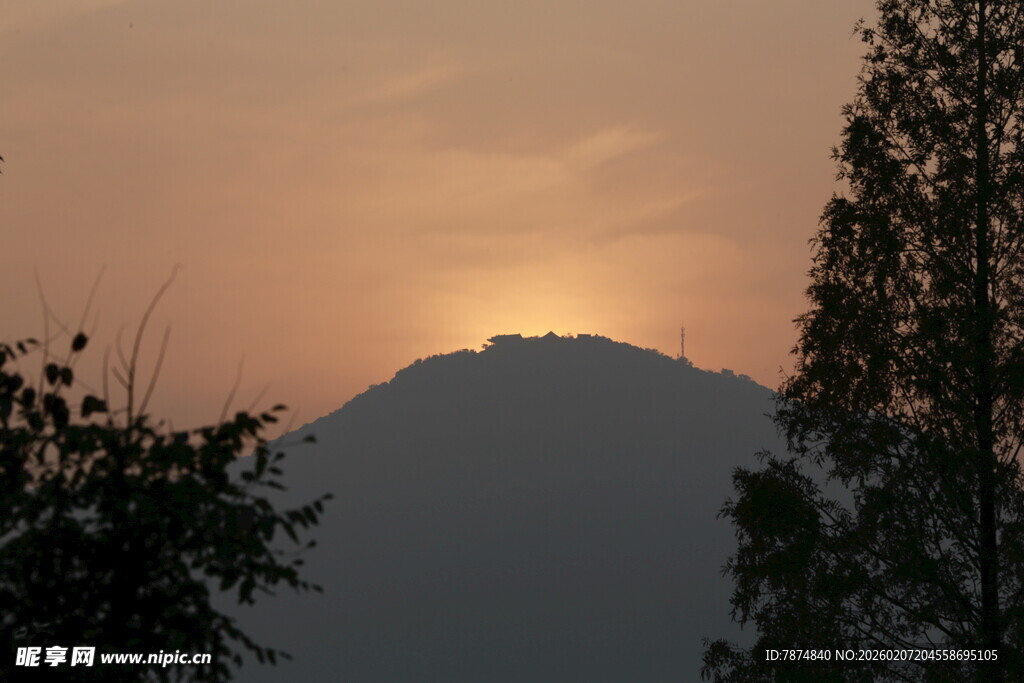 日落时分的山峦景色
