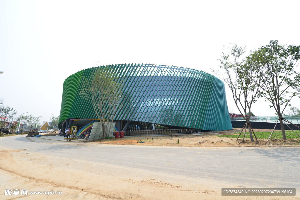 绿色圆形建筑外观展示