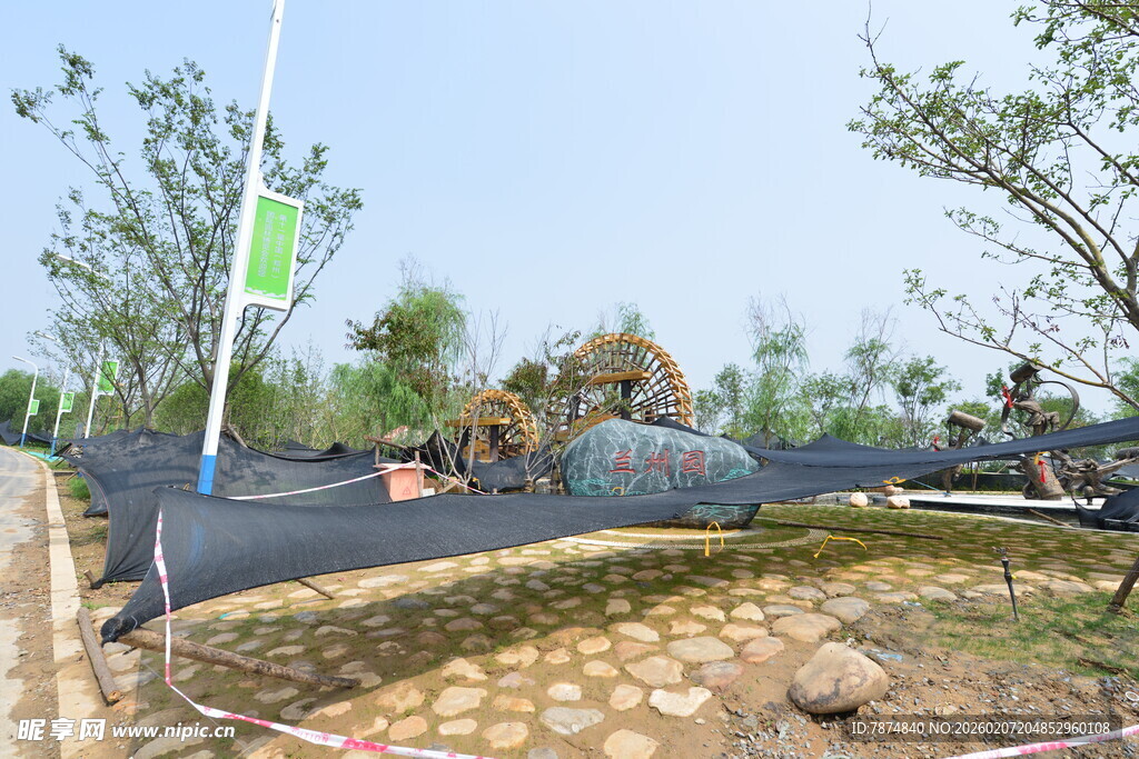 户外施工场景中的道路建设