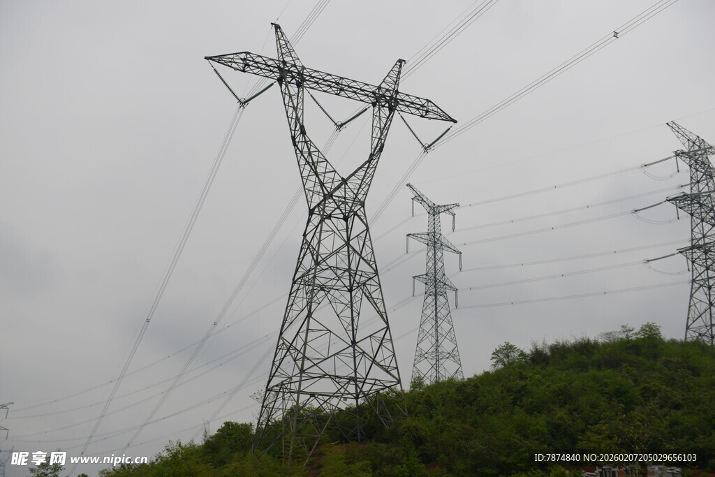 山间高压输电塔