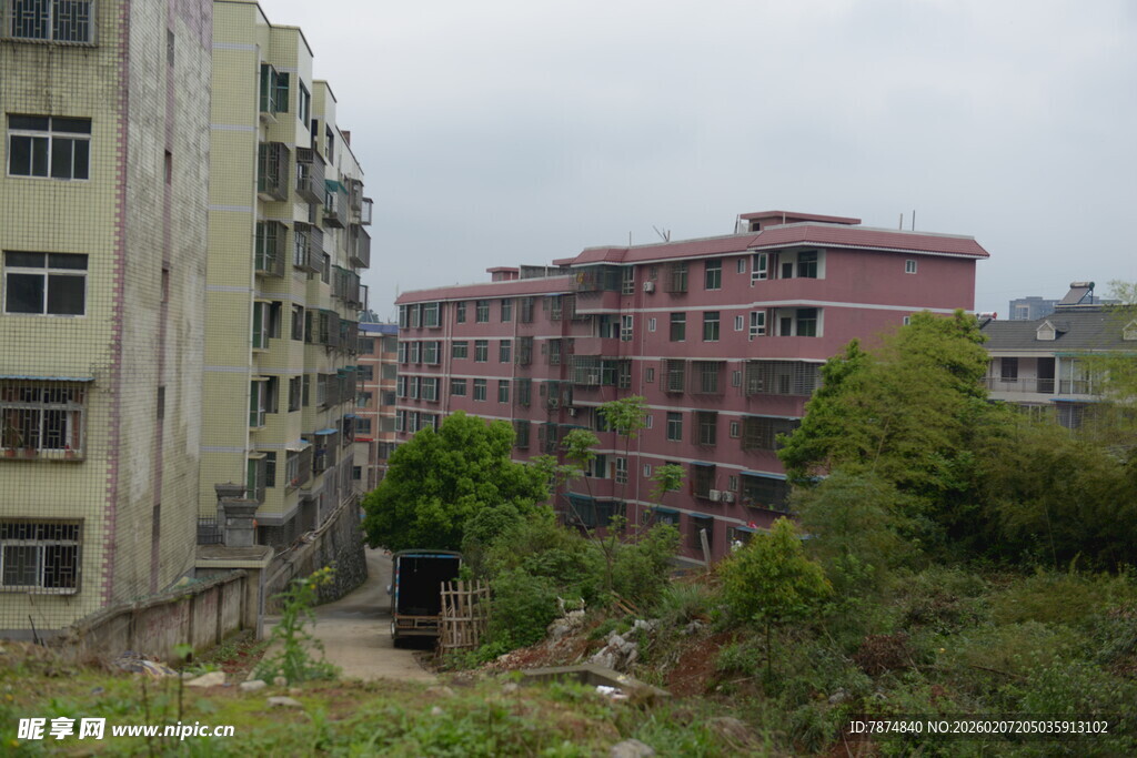 老旧居民楼与周边绿植景观