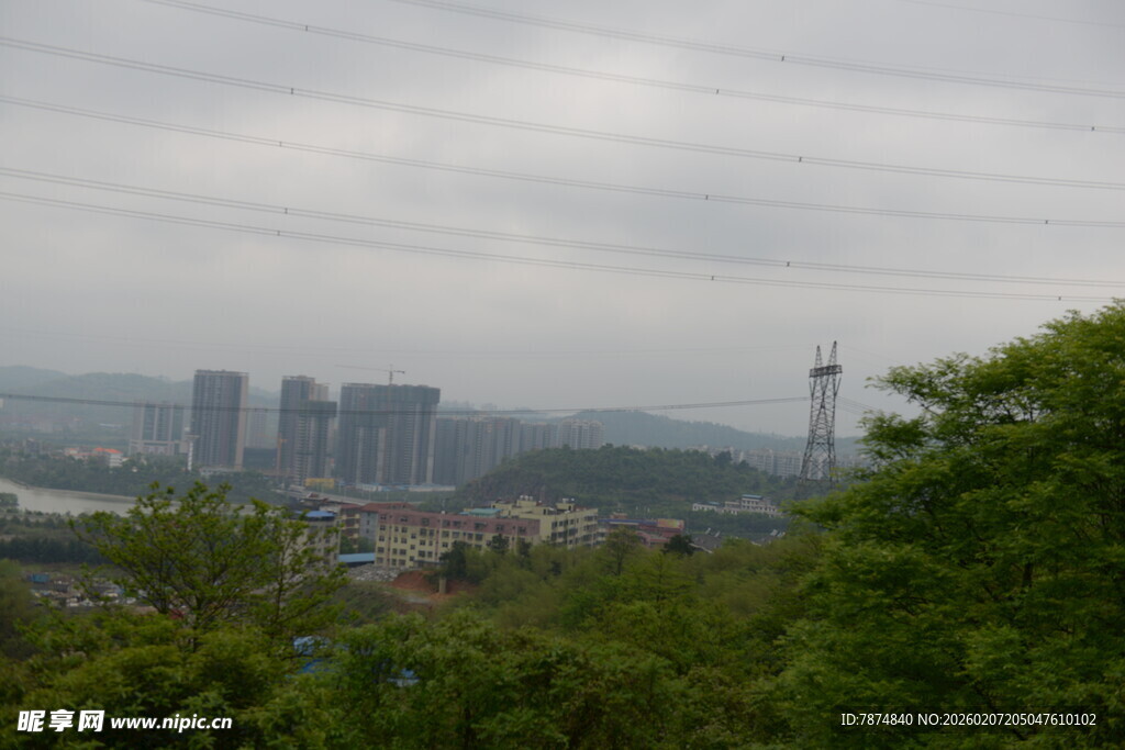 城市远景与绿意景观