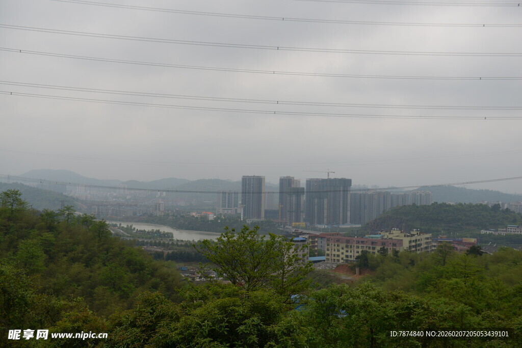 山间远眺城市高楼景观
