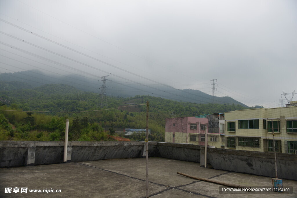 屋顶视角下的山景与建筑
