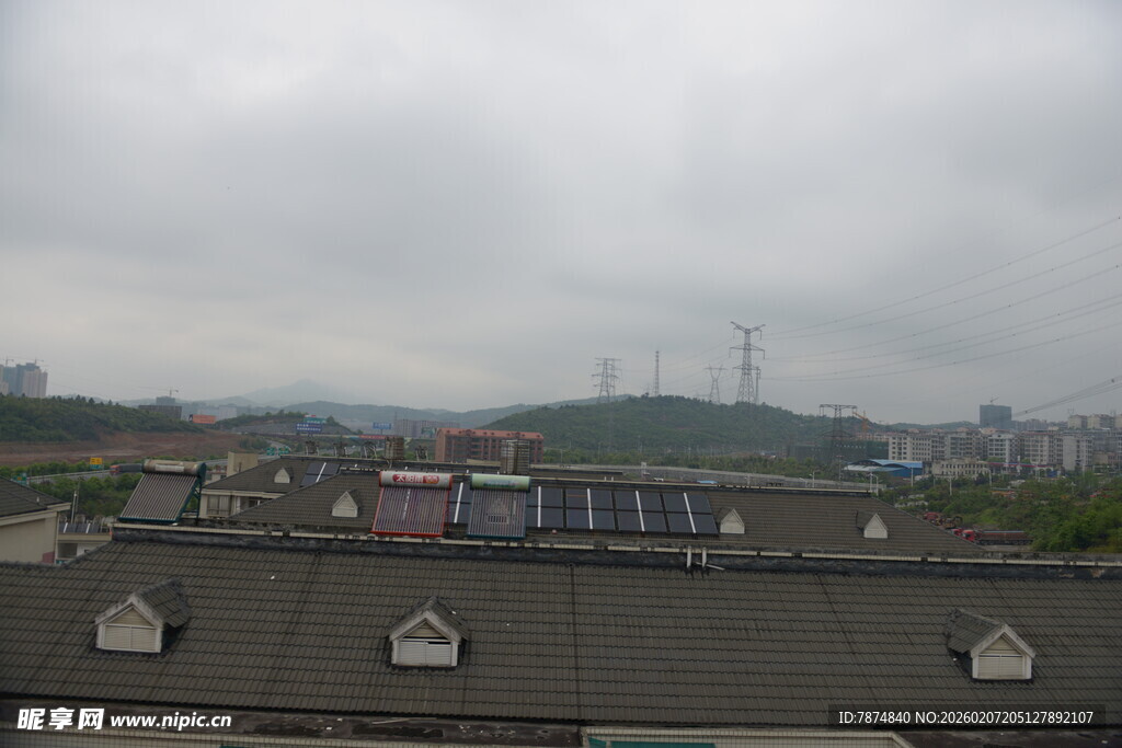 屋顶视角下的城市与远山