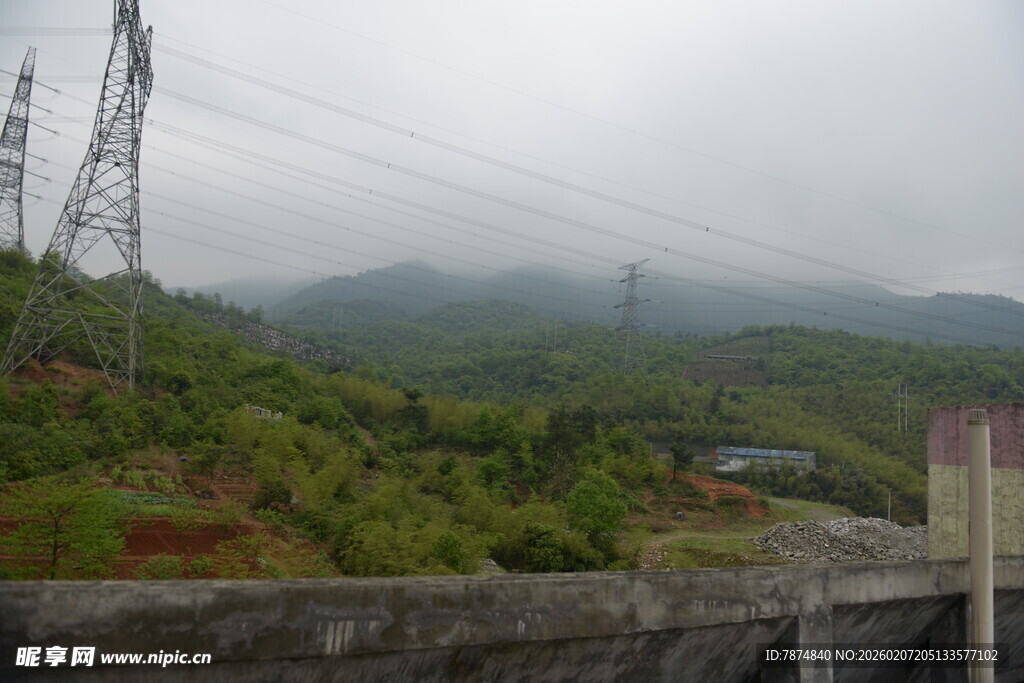 山间输电塔景观