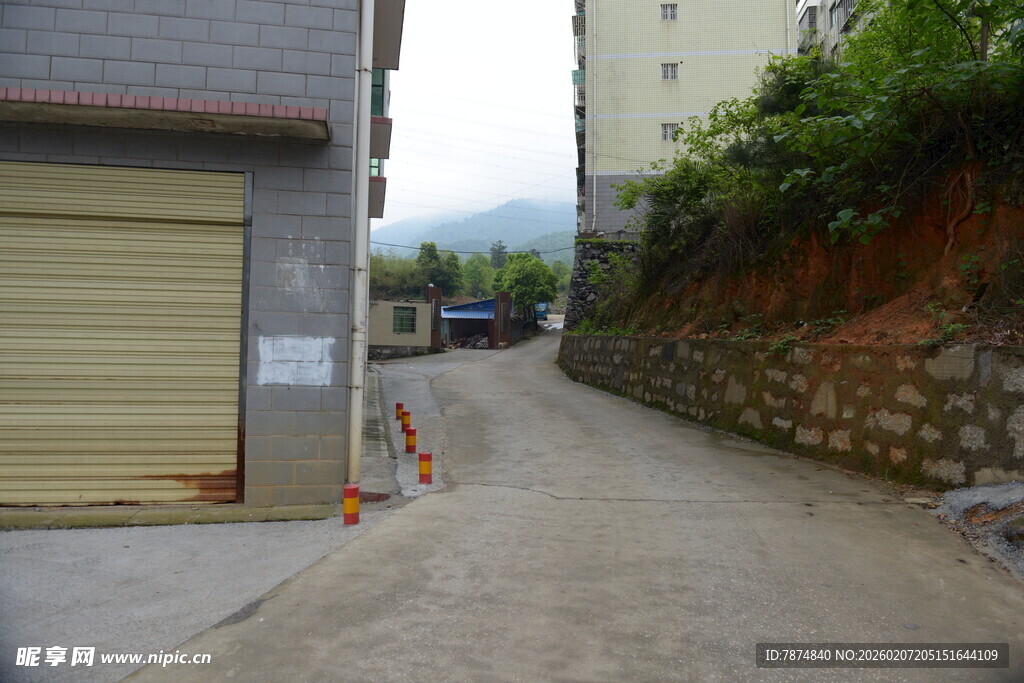 狭窄巷道与周边建筑景观