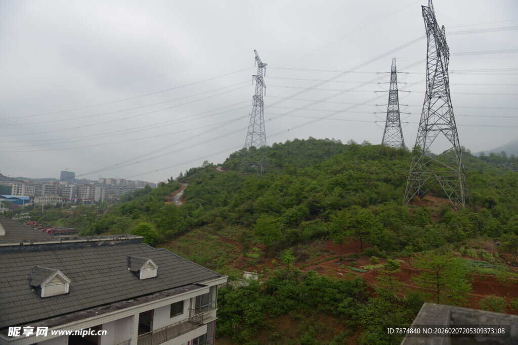 山间输电塔与民居景观