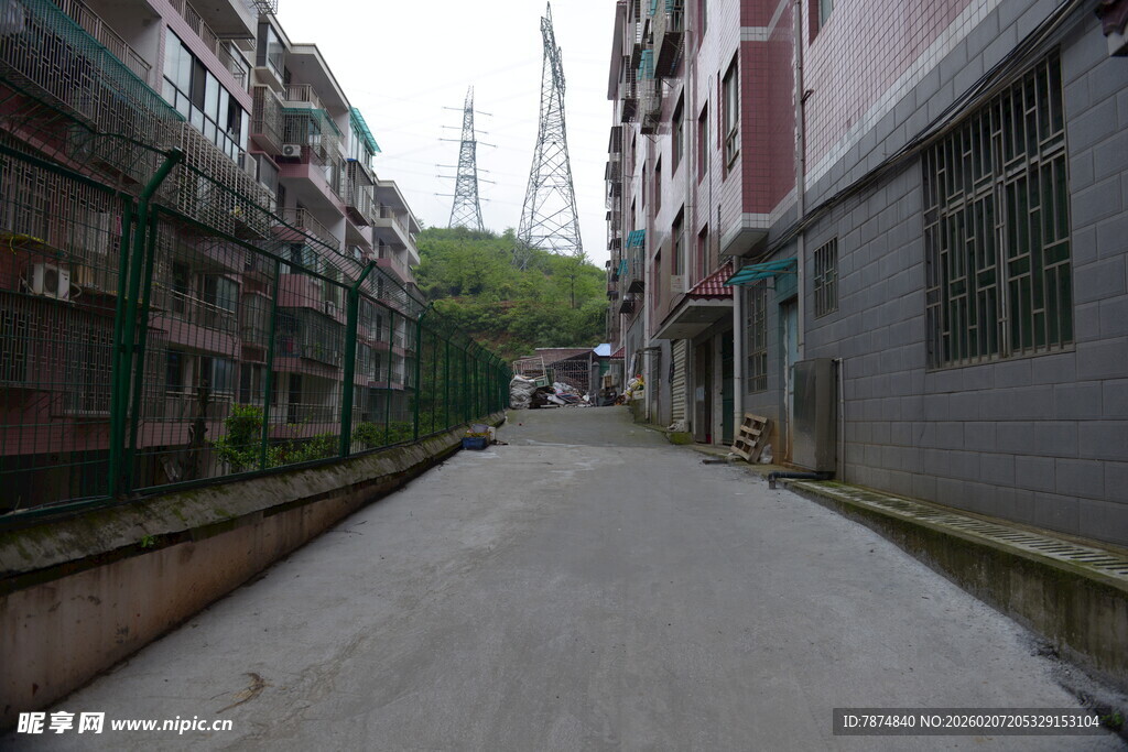 狭窄老旧街道巷弄景象